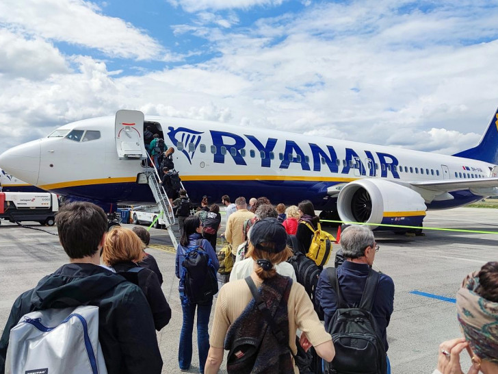 Passagiere vor Einstieg in Ryanair-Maschine (Archiv)