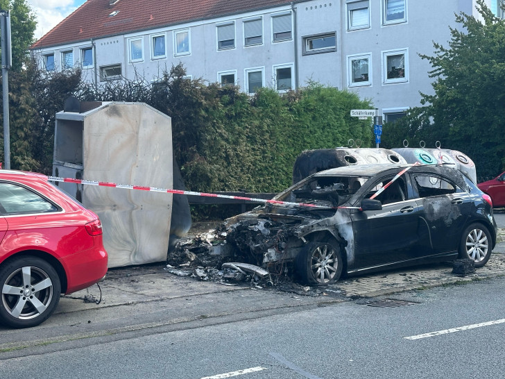 Das Auto wurde durch das Feuer zerstört.