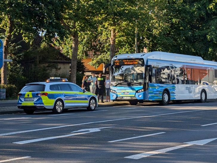 Polizei vor der Wilhelm-Raabe-Schule. Was war geschehen?