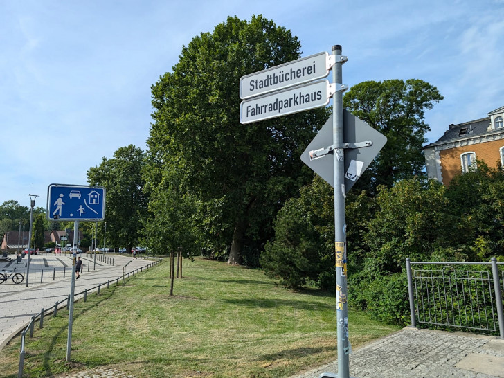 Durch diese Schilder sollen mehr Menschen zum Fahrradparkhaus finden.