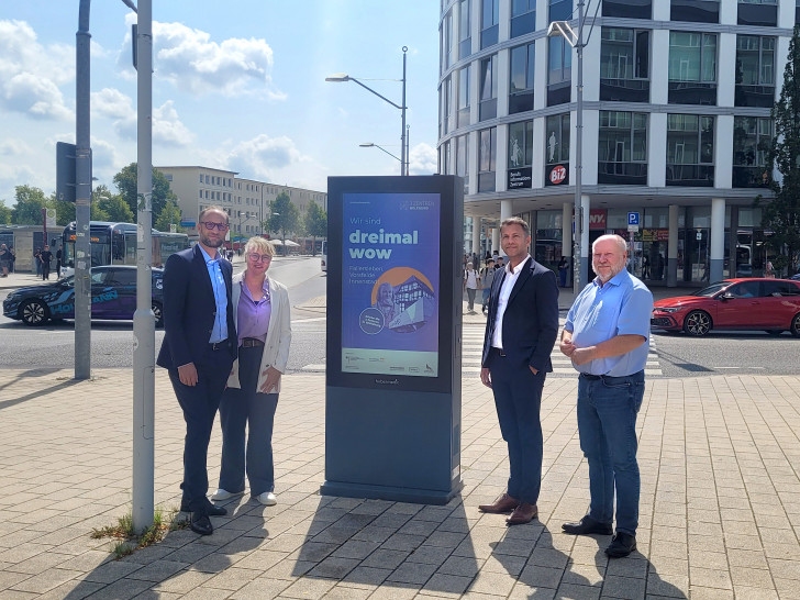 Jens Hofschröer, Wirtschaftsdezernent und Geschäftsführer der WMG, Sandra Straube, Ortsbürgermeisterin von Vorsfelde, Oberbürgermeister Dennis Weilmann und André-Georg Schlichting, Ortsbürgermeister von Fallersleben, präsentieren die neue Imagekampagne mit dem Slogan „dreimal wow“ (v. li.).   