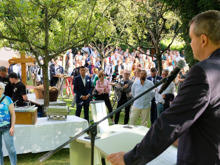 Landrat Dr. Alexander Saipa spricht zu den Gästen bei der Sommerbegegnung 2024.