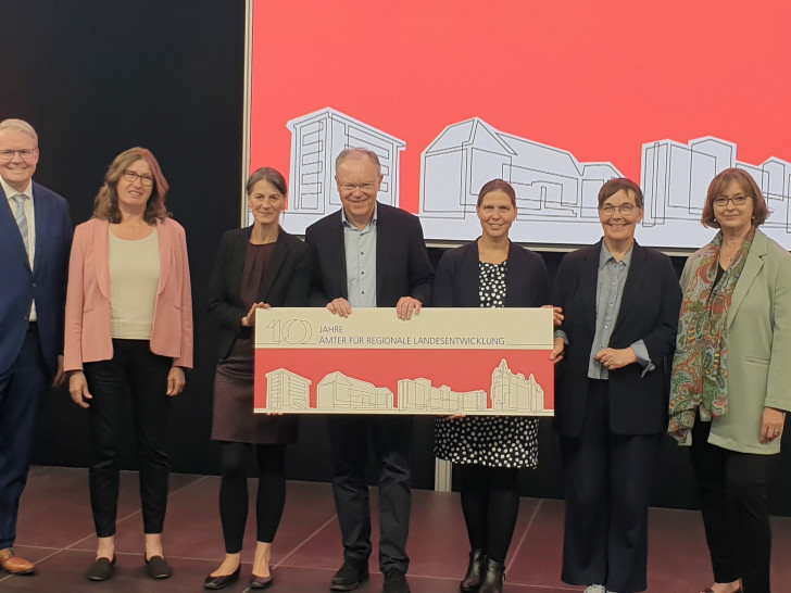 Ministerpräsident Stephan Weil gratulierte in Salzgitter den vier Landesbeauftragten Niedersachsens zum zehnjährigen Jubiläum. (v.l.) Landesbeauftragter Nikolaus Jansen, Landesbeauftragte Karin Beckmann, Landwirtschaftsministerin Miriam Staudte, Ministerpräsident Stephan Weil, Regionalministerin Wiebke Osigus, Landesbeauftragte Dr. Ulrike Witt, Landesbeauftragte Frauke Patzke. 