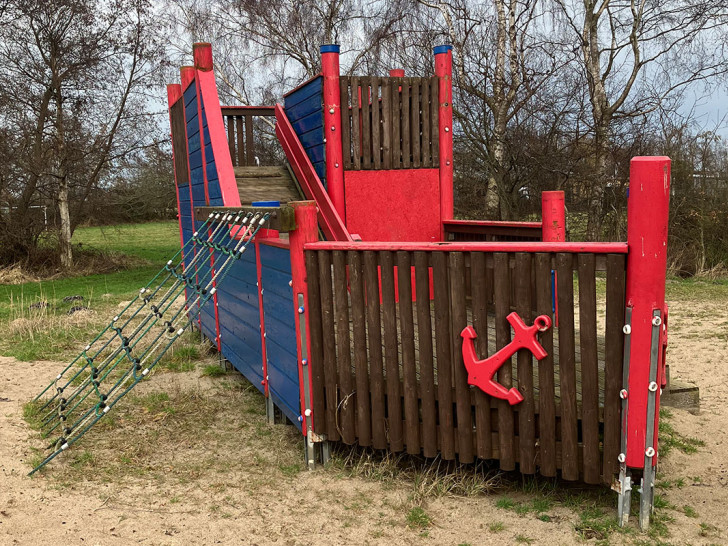 Das alte Piratenschiff kommt weg.