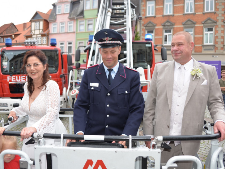 Die Feuerwehrleute der Stadt Helmstedt, hier Marcus Nessel, und die Ortsfeuerwehren sorgten dafür, dass das Paar von oben auf die Gratulanten sehen konnte.