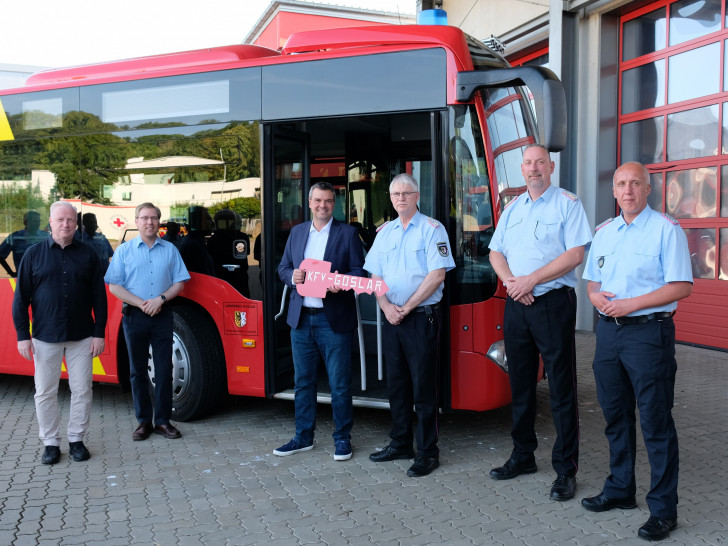 andrat Dr. Alexander Saipa (links) und Kreisbrandmeister Uwe Fricke (rechts) bedanken sich bei Arne Scale (Feuerwehr Stadt Bad Harzburg), der die Beschaffung des Busses mit Fachwissen unterstützt hat.  