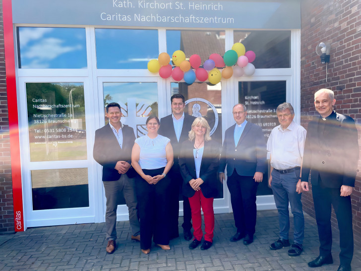 Dr. Marcus Kröckel, Dr. Christina Rentzsch, Dr. Thorsten Kornblum, Ulrike Schaper-Greve, Martin Tenge, Waldemar Kraus und Darius Drabik bei der Eröffnung.