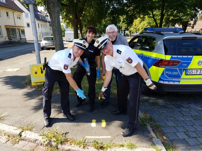 die Kontaktbeamten der Polizeiinspektion Goslar, Ralf Buchmeier und Stefan Baier Hinten v.l. Christiane Meier, Verkehrssicherheitsberaterin der Polizeiinspektion Goslar und Verkehrswachtvorsitzender Peter Scheffel.