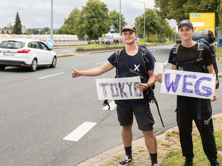 Die beiden Tramper haben offensichtlich noch einen weiten Weg vor sich.