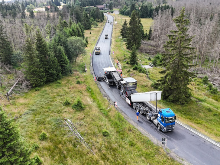 Auf der Bundesstraße 242 zwischen Dammhaus und Sonnenberg wird die neue Asphaltdecke bereits eingebaut.