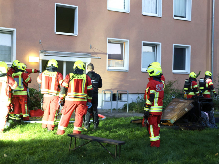 Die Feuerwehr hatte die brennenden Objekte aus dem Haus geschafft.