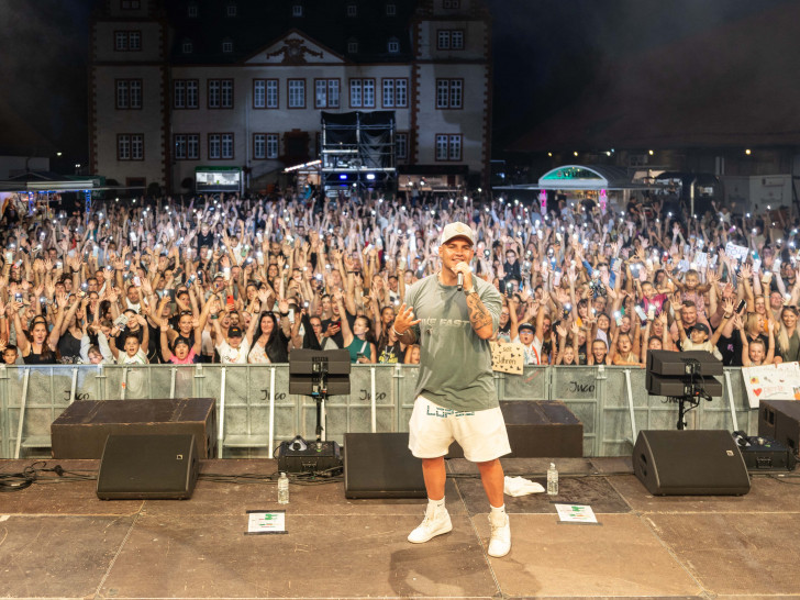 Pietro Lombardi bringt die Stimmung vor dem Schloss Salder zum Kochen.