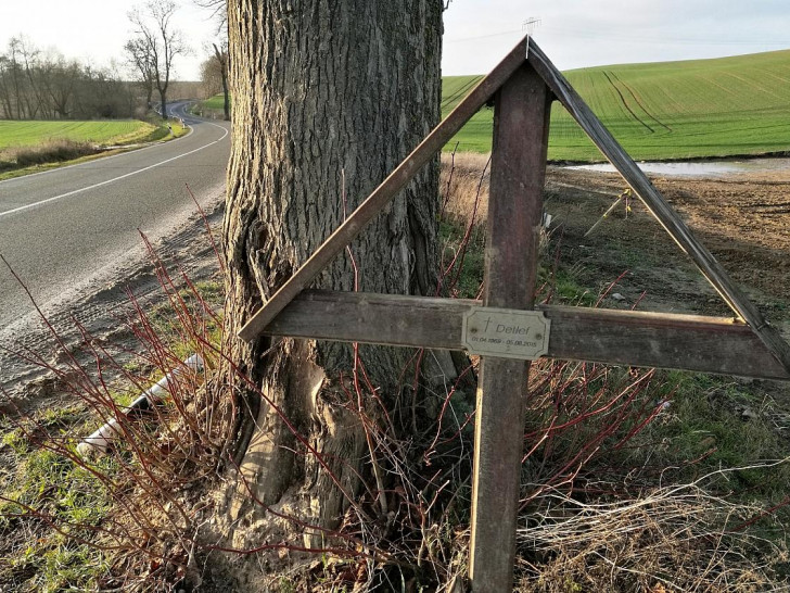 Unfallkreuz an Straßenrand (Archiv)