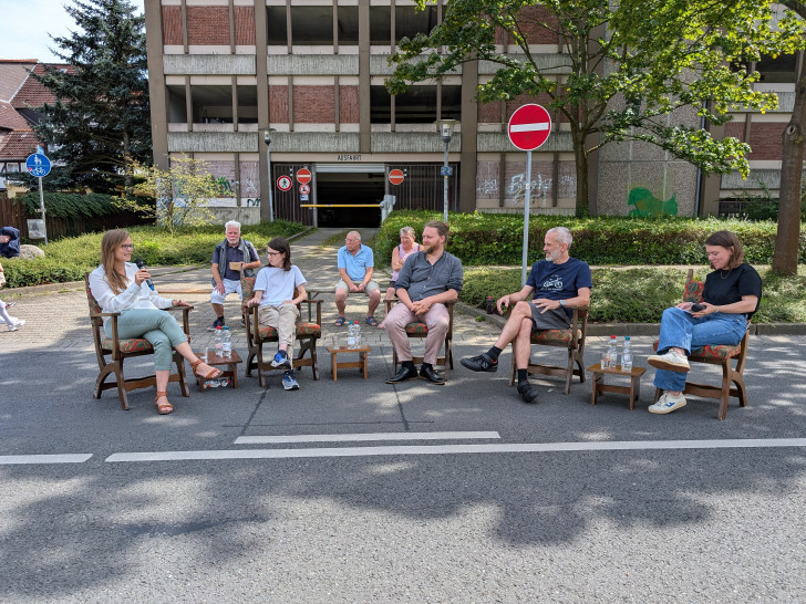 Mitten auf der Straße: Beim autofreien Sonntag des Jugendparlament Wolfenbüttel am Rosenwall gab es auch eine Podiumsdiskussion.