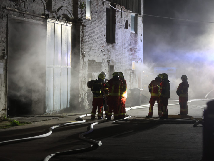 Am Donnerstagabend kam es in einer Halle in Thiede zu einem Feuer.