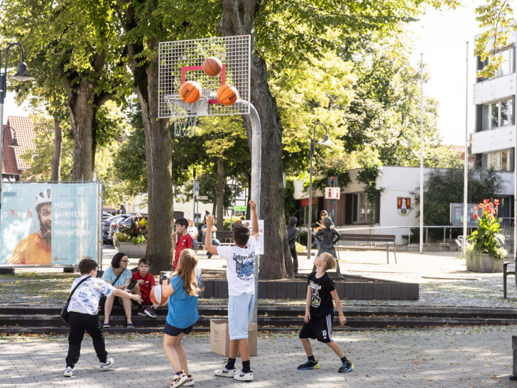 Kids können sich nun am Basketballkorb austoben.