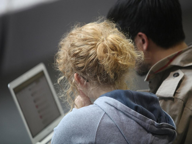 Frau und Mann am Computer