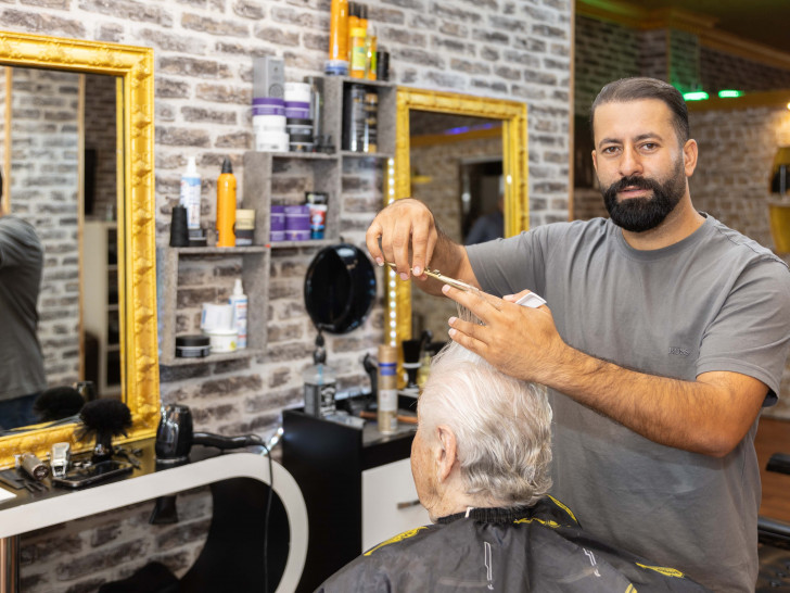 Salon-Inhaber Civan Ibrahim bietet für Tafel-Kundinnen Gratis-Haarschnitte an. 