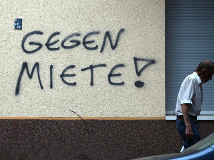 "Gegen Miete"-Graffiti an einer Hauswand in Berlin-Neukölln (Archiv)