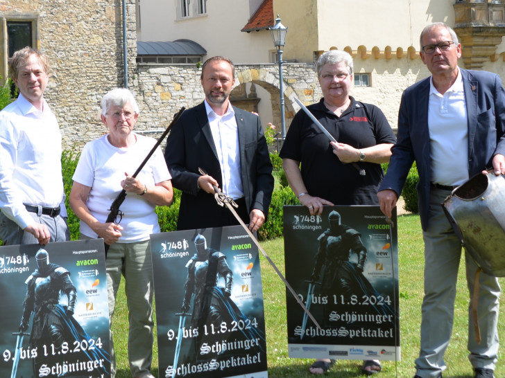 Timo Abert (Avacon), Elke Stern (Verkehrsverein), Dirk Ribbe (Bankhaus Rautenschlein), Claudia Schaper (Verkehrsverein) und der stellvertretende Bürgermeister Wolfgang Waldau (von links) freuen sich auf das dreitägige Schlossspektakel.