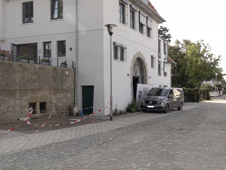  In dieses für Wendessen symbolträchtige Eingangstor des ehemaligen Gutshauses – seit der Eröffnung des HospizZentrums der Nebeneingang – ist der Mann gefahren. Ein Metallgeländer in der Eingangshalle hat das Auto zum Stehen gebracht – und dem Geschäftsführer vermutlich das Leben gerettet. 