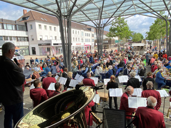 Stadtwerke Orchester Wolfsburg auf dem Hugo-Bork-Platz, 2023. (Archiv)