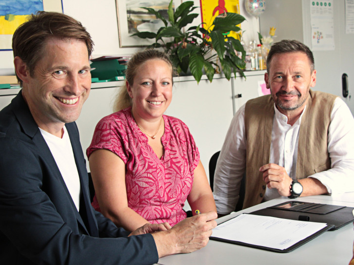 Das neue Team des BOHE M E Projekts: Christoph Guder (Luchs Akademie), Anne Rach (Projektleiterin) und Thomas Derer (Luchs Akademie) bei der Unterzeichnung der Vereinbarung  (v. li.).