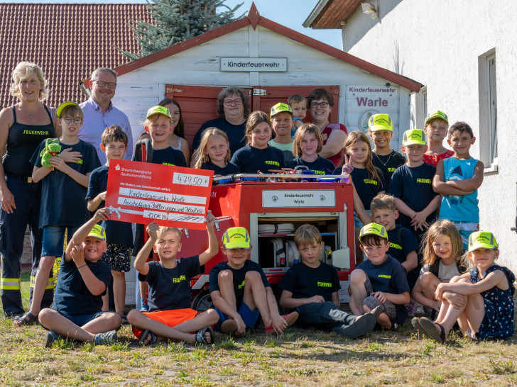 Die Kinderfeuerwehr Warle freut sich über die neuen Anschaffungen.