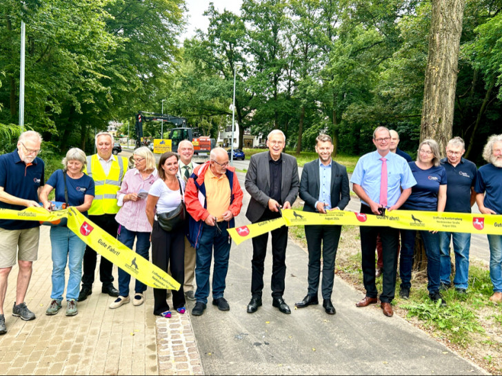 Oberbürgermeister Dennis Weilmann und Erster Stadtrat und Baudezernent Kai-Uwe Hirschheide eröffnen den Radweg an der Nordsteimker Straße gemeinsam mit Vertreter*innen aus Politik und Verwaltung. 