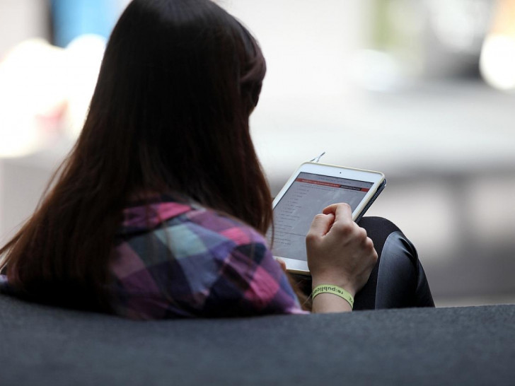 Frau mit Tablet (Archiv)