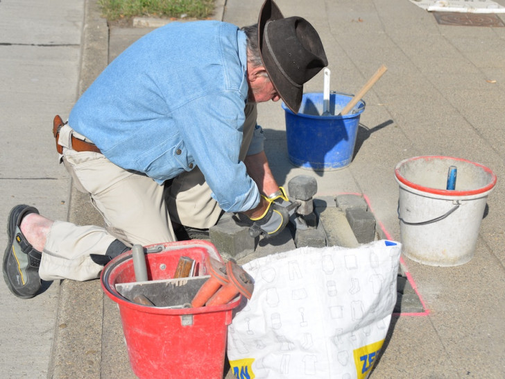 Während Johann Voß Gedichte und Lieder vortrug, verlegte Gunter Demnig in Jerxheim die Stolperschwelle, die fortan vor dem Rathaus an über 400 Menschenschicksale erinnert. 