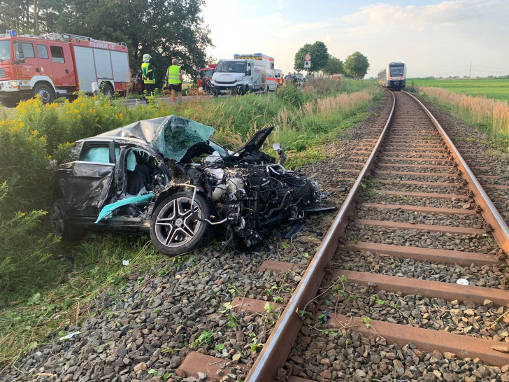 Das Auto wurde durch den Zusammenstoß vollkommen deformiert.