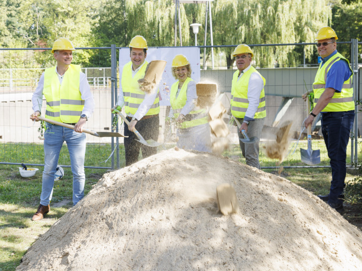 Matthias Schmatz, Firma Laudemann, Oberbürgermeister Dr. Thorsten Kornblum, SE|BS-Geschäftsführerin Judith Kraft, Bezirksbürgermeister Frank Graffstedt, Hans-Jürgen Ziegler, Firma PFE beim ersten Spatenstich.