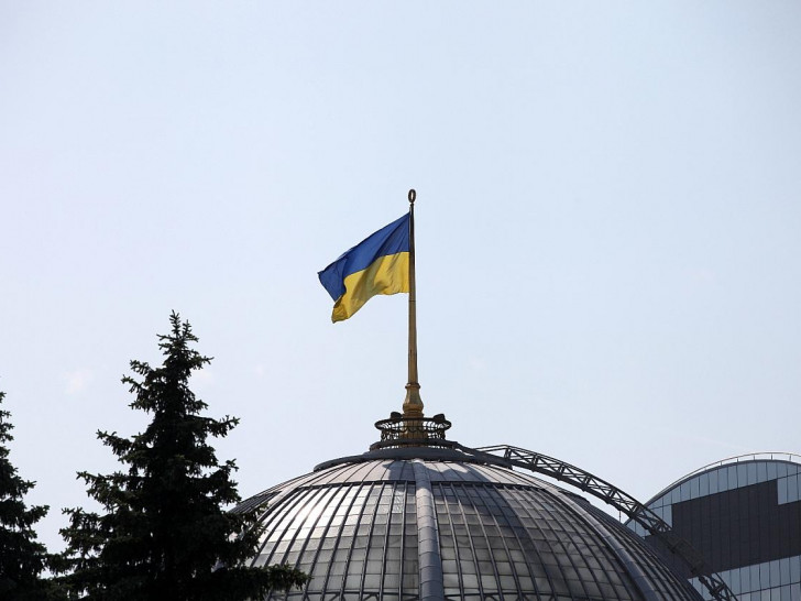 Ukrainische Flagge auf dem Parlament in Kiew (Archiv)