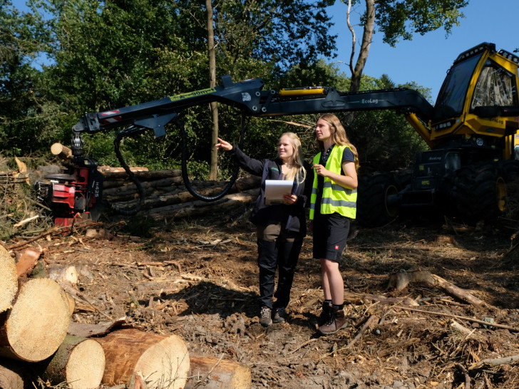 Anna Nolte (links) und Carolin Kluger vom Landschaftspflegeverband Goslar inspizieren die Arbeiten, die derzeit auf einigen ehemaligen Bergwiesenstandorten erfolgen.