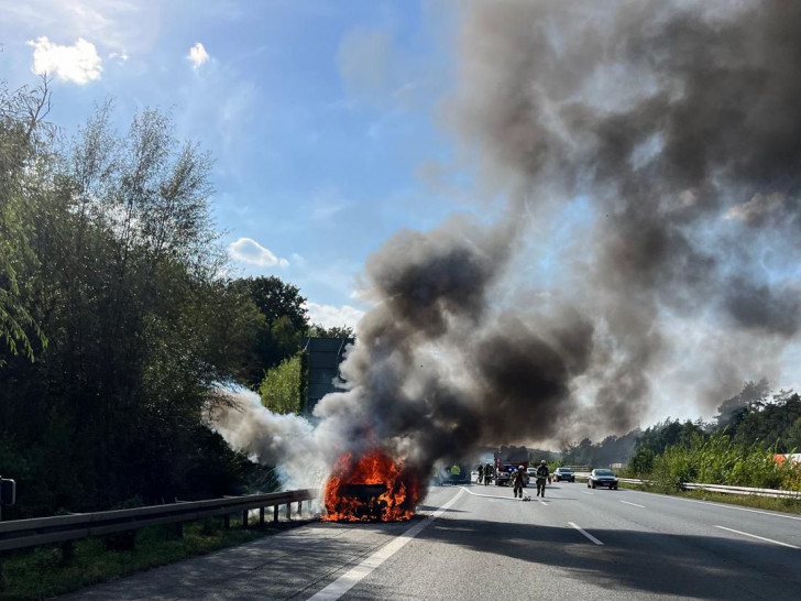 Auf der A2 brannte ein Kleintransporter.