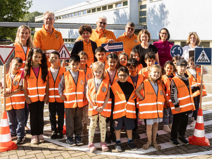 Die Schüler der Grundschule am See haben nsehr sichtbare Westen bekommen.