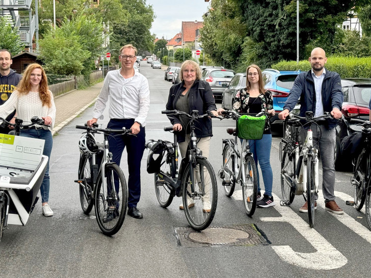 Nicolas Hoops, Verkehrsplaner, Valerie Agartir, Radverkehrsbeauftragte, Klaus Benscheidt, Stadtbaurat, Carmen Gottsmann, Tiefbauamtsleiterin, Theresa Wilke, Sekretariat Stadtbaurat  Daniel Zumpe, Fördermittelmanager und Florian Maier, Straßenplaner. 