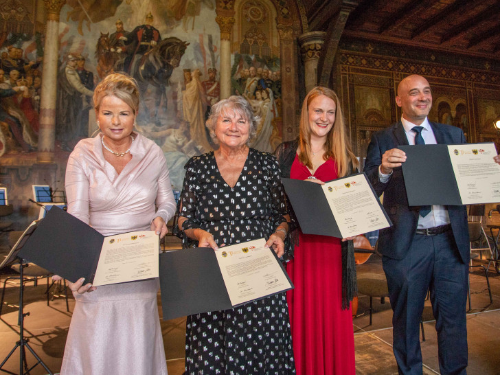 Goslars Oberbürgermeisterin Urte Schwerdtner (v. li.), Berouns Bürgermeisterin Soňa Chalupová, die Direktorin des Talichův-Festivals Karolina Froňková sowie der Vorsitzende und Künstlerische Leiter des Internationalen Musikfests Goslar-Harz, Johannes Krebs, nach der Unterzeichnung des Kooperationsabkommens.