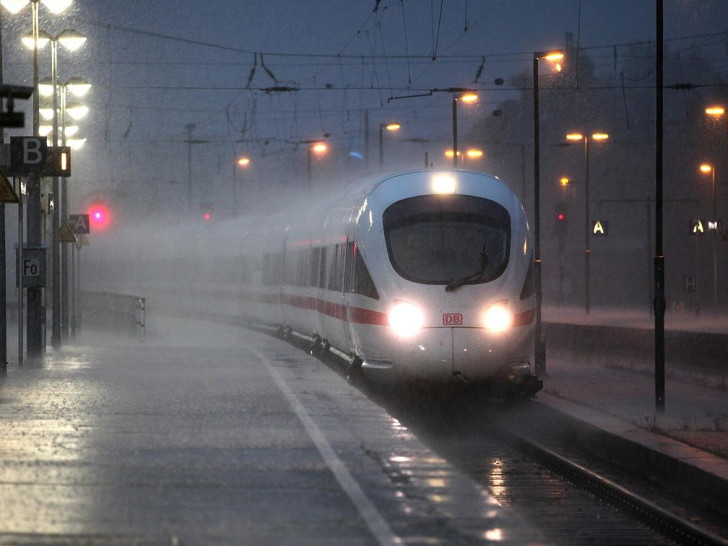 ICE-Zug bei Unwetter (Archiv)