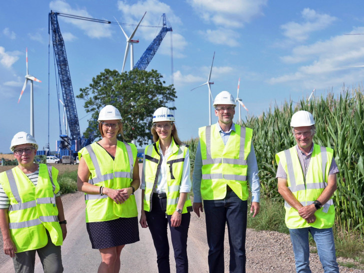 Angelika Müller, Ortsbürgermeisterin Nordwest (Lesse); Maren Wegener, Bürgermeisterin Stadt Lengede; Katja Wünschel, CEO RWE Renewables Europe & Australia; Michael Tacke, Stadtbaurat Stadt Salzgitter; Michael Buntfusz, Leiter des Fachgebietes Umwelt Stadt Salzgitter haben heute die Baustelle besichtigt. 