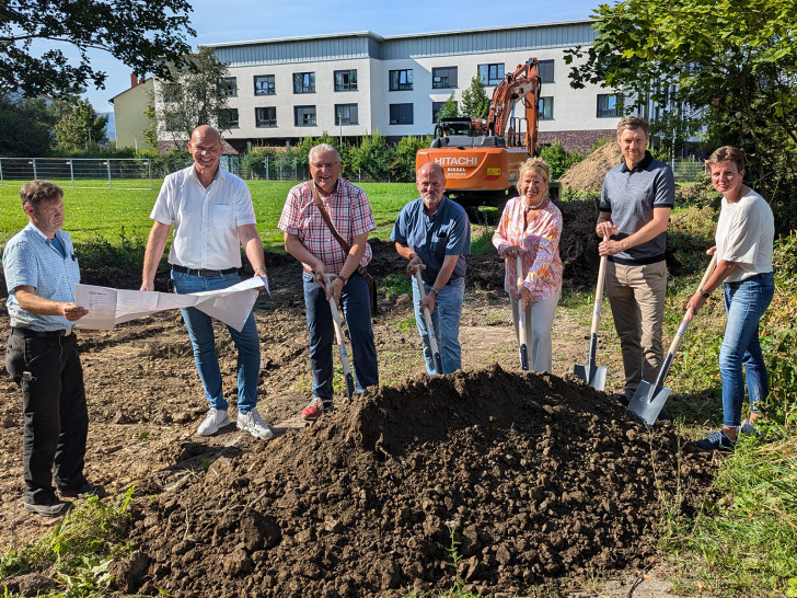 Es kann losgehen: Ratsherr Martin Mahnkopf (SPD, 2. v. li.) schaut noch einmal mit auf den Bauplan. Ratsherr Claus-Eberhard Roschanski (CDU, 3. v. li.), Rolf Hammeran (Mitte), bei der Stadt Goslar zuständig für den Neubau, die Bauleitung sowie die Unterhaltung von Spielplätzen, Oberbürgermeisterin Urte Schwerdtner (3. v. re.), Sven Busse (2. v. re.), kommissarischer Fachbereichsleiter Bürgerservice der Stadt Goslar, sowie Ratsfrau Annett Eine (SPD, re.) setzen symbolisch zum Spatenstich an. 