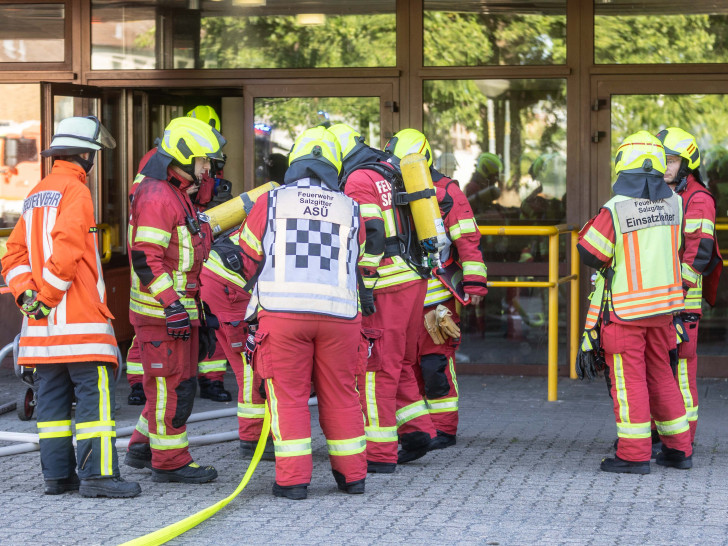 Die Feuerwehr musste mit Atemschutz ins Gebäude vorrücken.