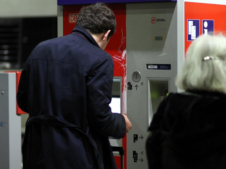 Reisender an einem Fahrkartenautomaten der Bahn (Archiv)