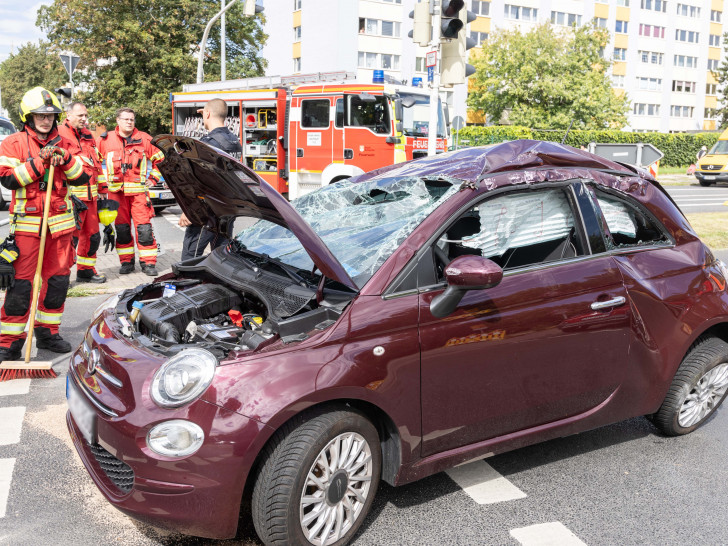 Die Feuerwehr musste das Fahrzeug wieder auf seine Räder stellen. Nach dem Unfall hatte es auf dem Dach gelegen.