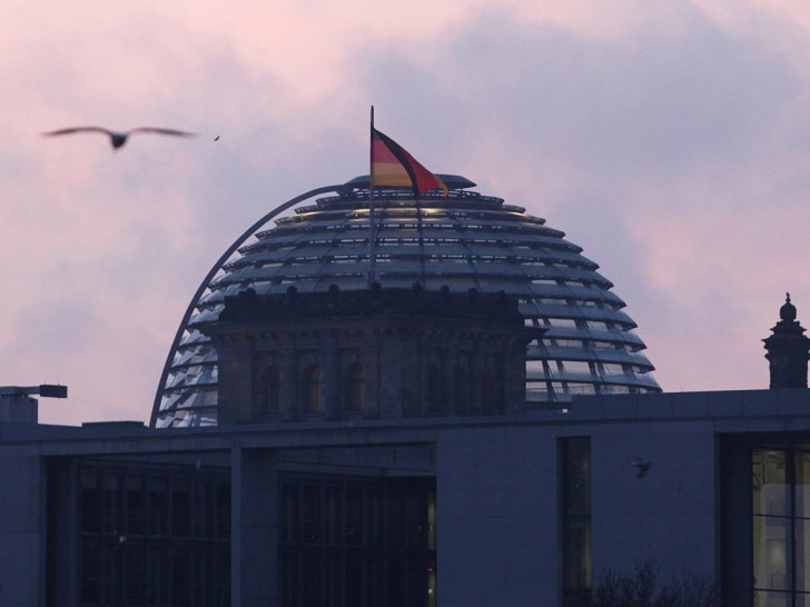 Reichstagskuppel bei Sonnenaufgang (Archiv)