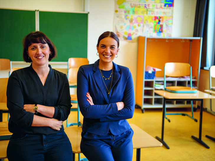  Die Koordinatorinnen der vertieften Berufsorientierung von der Volkshochschule: Alina Paul und Mayra Brenner. 