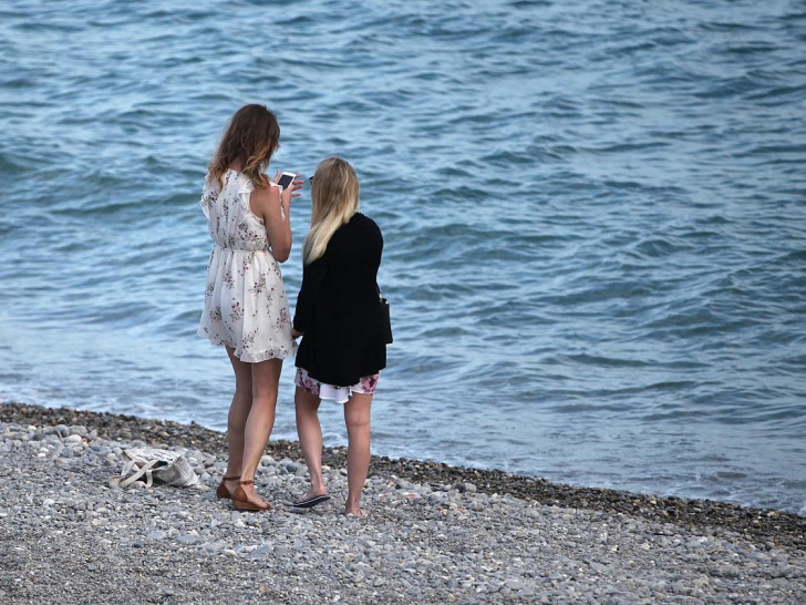 Zwei junge Frauen am Strand