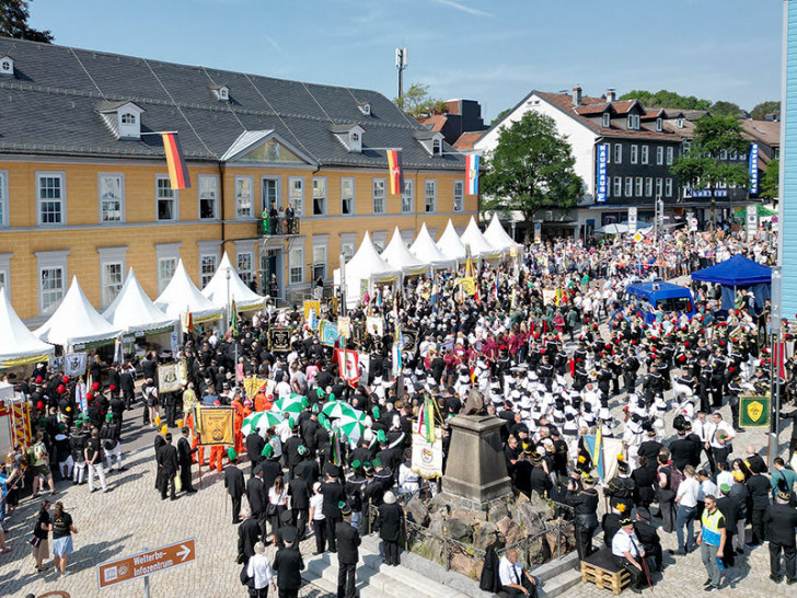 Rund 1.100 Teilnehmer versammeln sich zur Abnahme der Bergparade vor dem historischen Amtsgebäude des LBEG.