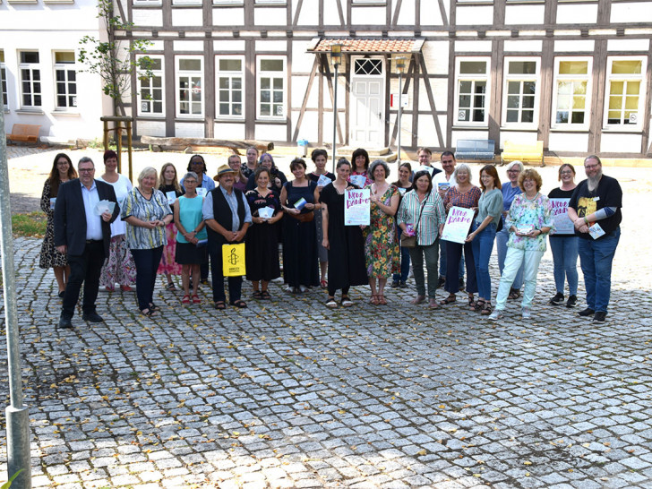 Das Koordinationsteam und Kooperationspartner stellten das Programm der Interkulturellen vor. (AHA-Erlebnismuseum e.V.; AWO KV Salzgitter-Wolfenbüttel e.V.; Beratungsstellen für Migrantinnen und Migranten in der Stadt WF; Bündnis 90/Die Grünen KV/OV WF; Caritasverband für Stadt und LK WF; DRK KV; Wolfenbüttel e.V.; EFB Wolfenbüttel; Ehemalige Synagoge WF / C.-D. Henning; Ev.-luth. Propstei WF; Filmpalast WF; Freimaurerloge Wilhelm zu den drei Säulen; Gleichstellungsbeauftragte LK WF; Gleichstellungsbeauftragte Polizeidirektion BS; Herzog-August-Bibliothek WF; Katholische Pfarrei St. Petrus; Kunstverein WF; Lessingtheater WF; MitenanderBUNT e.V./ Bunter Garten im KGV Dettum; Museum WF; Stadtbücherei WF; Türkisch-Islamische Gemeinde zu WF e.V.; Veränder.Bar; Verein Werkstatt Solidarische Welt e.V.; vhs des LK Wolfenbüttel; Weltladen WF; Willkommenscafé im Roncalli-Haus).